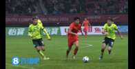 全是水！国足U19vs澳大利亚，球场积水严重，球员带球推进困难