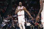 暂停时研究统计表？KD：我只是在追踪比赛 看看我们打得怎么样