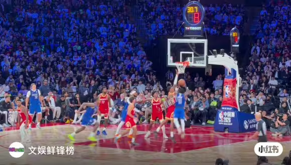 现场球迷惊呼！欧文生突小贾防守上篮打2+1，这转身也太丝滑了